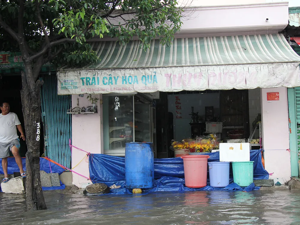 Mưa lớn,kẹt xe người dân bì bõm vượt ngập đi làm ảnh 3 Mưa lớn,kẹt xe người dân bì bõm vượt ngập đi làm ảnh 3